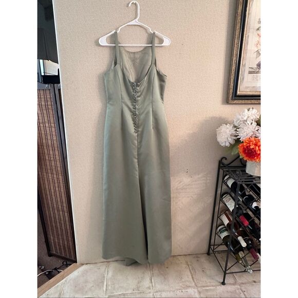 Satin sage, green gown - Picture 6 of 7